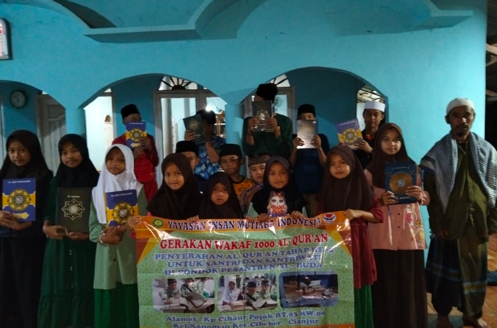PENYALURAN GERAKAN WAKAF 1.000 AL-QURAN YAYASAN INSAN MUTIARA INDONESIA